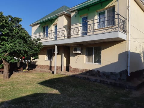 Property building, Facade/entrance, Day, Balcony/Terrace