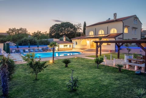 Property building, Garden, Swimming pool