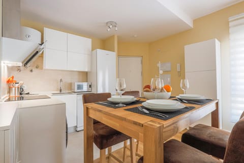 Kitchen or kitchenette, Dining area, Communal kitchen