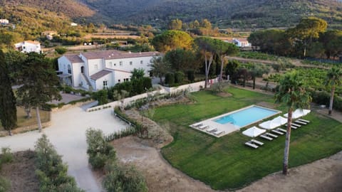 Property building, Nearby landmark, Spring, Day, Natural landscape, Garden, Garden view, Mountain view, Pool view, Swimming pool, sunbed