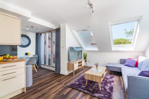 TV and multimedia, Kitchen or kitchenette, Living room, Seating area, Dining area