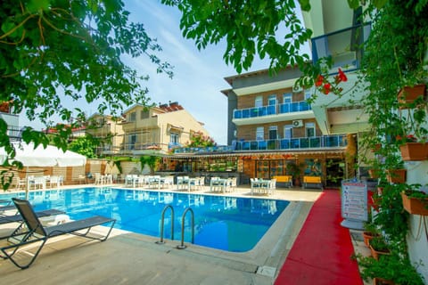 Property building, Patio, Day, Pool view, Swimming pool, sunbed