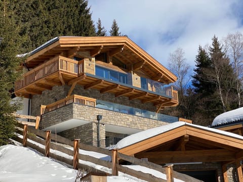 Property building, Facade/entrance, Day, Natural landscape, Winter, View (from property/room), Balcony/Terrace, Mountain view