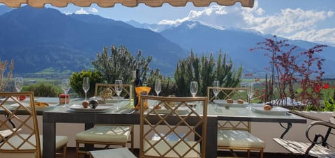 Restaurant/places to eat, Balcony/Terrace, Dining area, Landmark view