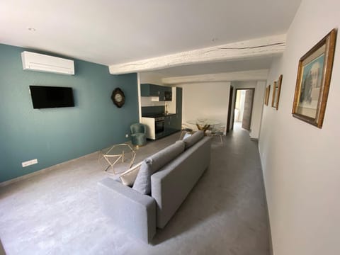 TV and multimedia, Kitchen or kitchenette, Living room, Dining area