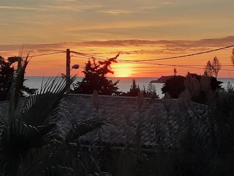 Appartement terrasse vue mer, plage gorguette à 1 minute à pied, wifi,clim parking collectif Apartment in Sanary-sur-Mer