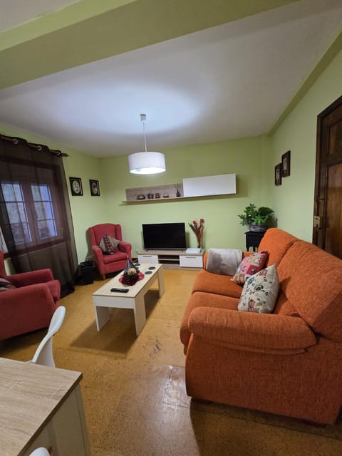 Communal lounge/ TV room, TV and multimedia, Living room, Seating area, Evening entertainment