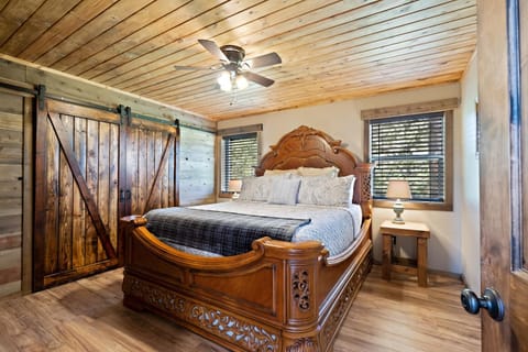 Set the Hook by KABINO Fire Pit Sleeper Sofa Loft 2 Living Rooms Grill WiFi House in Island Park