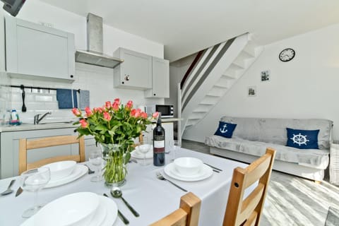 Kitchen or kitchenette, Living room, Seating area, Dining area, stove