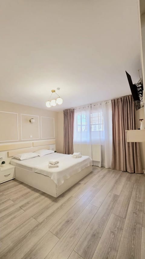 Bed, TV and multimedia, towels