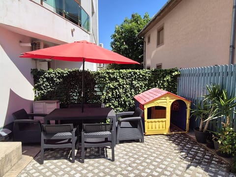 Patio, Day, Inner courtyard view