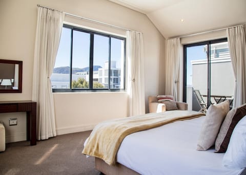 Marine Square Luxury Suites Apartment in Hermanus