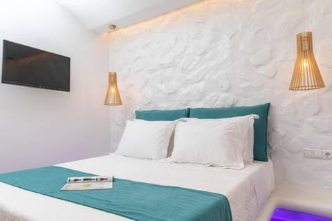 Bed, TV and multimedia, Bedroom