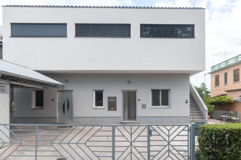 Property building, Facade/entrance, Balcony/Terrace