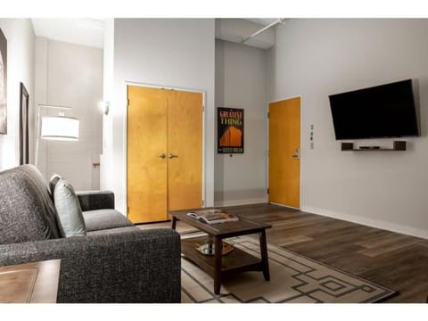 Contemporary 2BR 2BA Apartment by CozySuites Apartment in Indianapolis