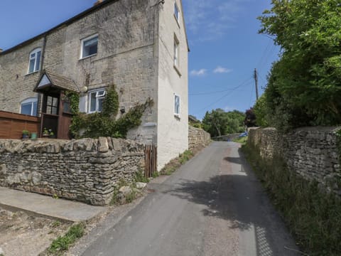 Athelstan Cottage House in Stroud District
