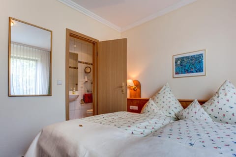 Photo of the whole room, Decorative detail