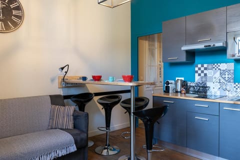 Kitchen or kitchenette, Dining area, stove