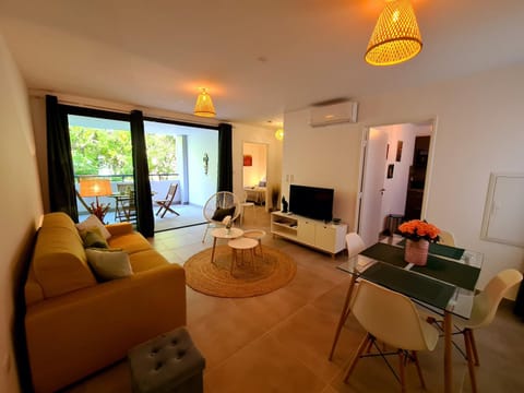 Patio, Living room, Lounge or bar, Seating area, Dining area