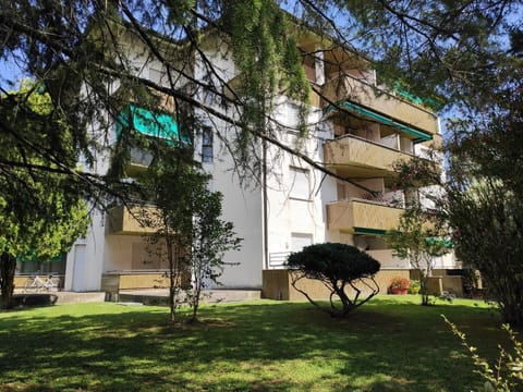 Property building, Facade/entrance, Garden