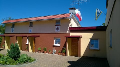 Property building, Facade/entrance, Day, Property logo or sign, Summer, On site