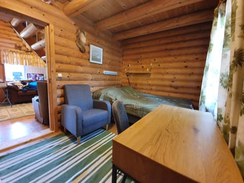 Viihtyisä hirsimökki järven rannalla Chalet in Finland