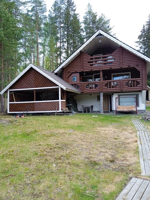 Viihtyisä hirsimökki järven rannalla Chalet in Finland