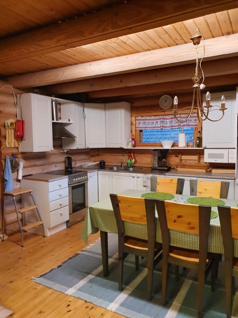 Viihtyisä hirsimökki järven rannalla Chalet in Finland