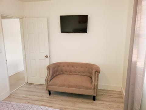 Sophisticated Dania Beach Suites Near the Beach Apartment in Dania Beach