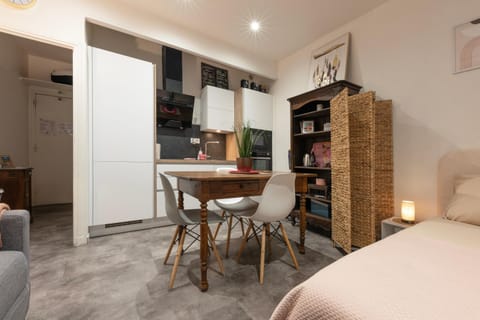 Library, Kitchen or kitchenette, Seating area, Dining area, wardrobe