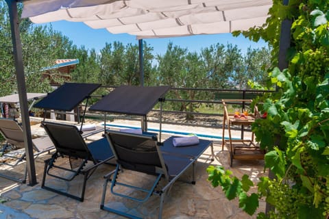 Patio, Swimming pool, sunbed