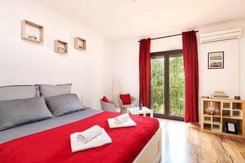 Bed, Seating area, Inner courtyard view, air conditioner