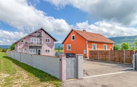 Property building, Neighbourhood, Natural landscape, Mountain view, Street view, Parking