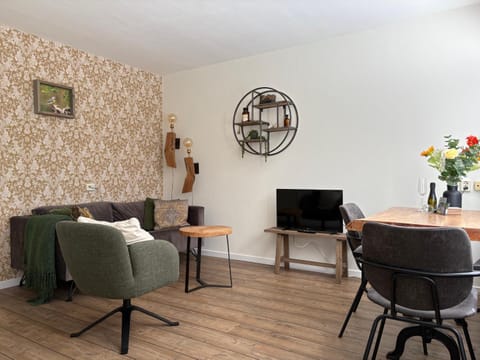 TV and multimedia, Seating area, Dining area