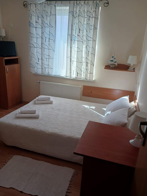 Bed, Photo of the whole room, towels