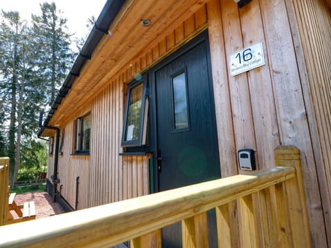 Broken-Sky Lodge House in England