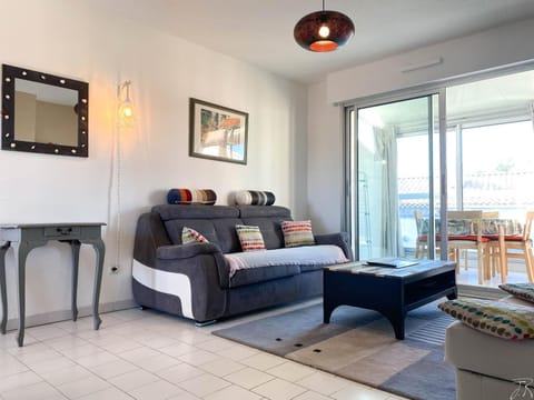 Bed, Living room, Seating area, Dining area