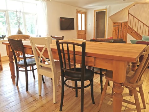 TV and multimedia, Seating area, Dining area