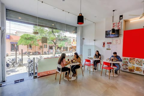 Restaurant/places to eat, Dining area