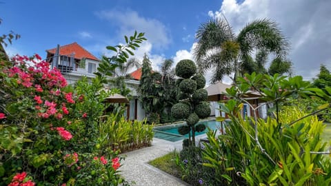 Property building, Garden, Garden view, Pool view, Swimming pool