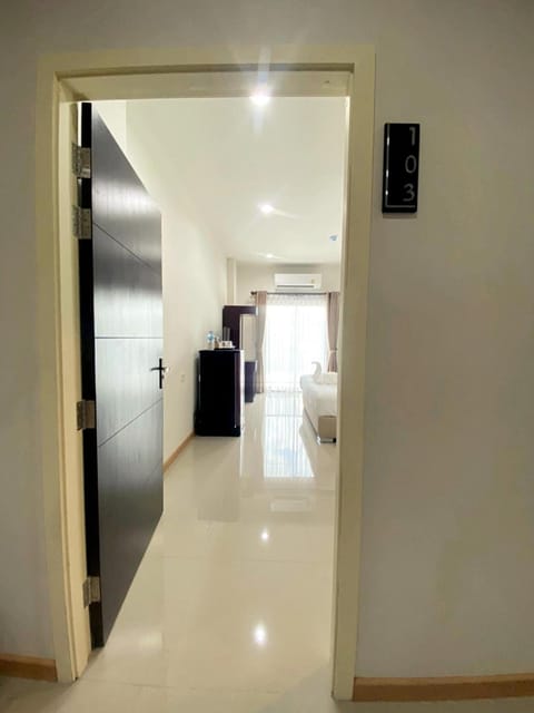 Shower, Toilet, Patio, Staff, Bed, People, Garden, Bathroom, TV and multimedia, TV and multimedia, Coffee/tea facilities, View (from property/room), Kitchen or kitchenette, Food and drinks, Other, Photo of the whole room, Decorative detail, Seating area, Seating area, Dining area, Bedroom, City view, Garden view, Landmark view, Street view, Area and facilities, Drinks, Non alcoholic drinks, Family, Quiet street view, Inner courtyard view
