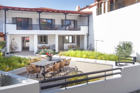 Property building, Garden, Balcony/Terrace