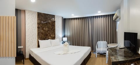 Bed, TV and multimedia, Seating area, Bedroom