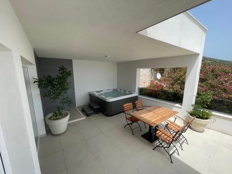 Hot Tub, Dining area