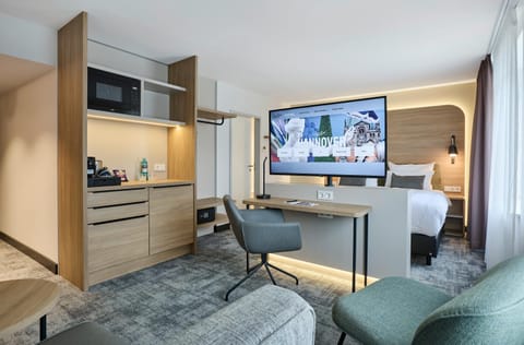 Communal lounge/ TV room, Bed, TV and multimedia, Kitchen or kitchenette, Living room, Photo of the whole room, Seating area, Bedroom