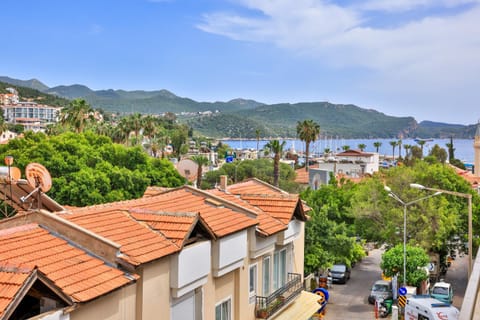 Property building, Nearby landmark, Spring, Day, Neighbourhood, Natural landscape, Bird's eye view, City view, Lake view, Mountain view, River view, Sea view, Street view, Location, Parking