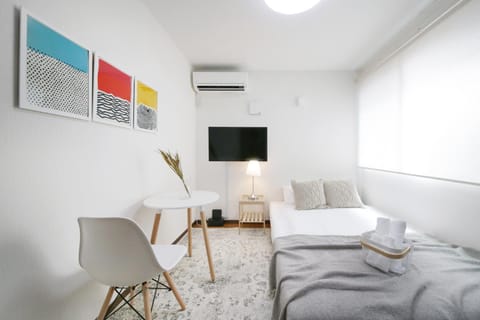 Bed, TV and multimedia, Living room