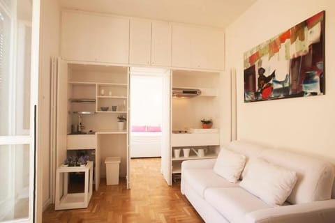 Coffee/tea facilities, Kitchen or kitchenette, Living room, Seating area, Dining area