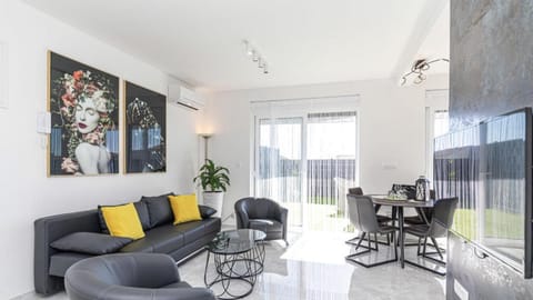 Hedonist-Luxury 2 bedroom apartment with private HOT TUB, garden and free parking Apartment in Trogir