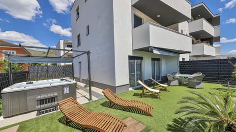 Hedonist-Luxury 2 bedroom apartment with private HOT TUB, garden and free parking Apartment in Trogir